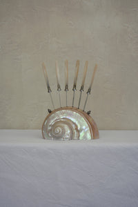 1920S SET OF SEVEN FRUIT KNIVES IN A LARGE SHELL HOLDER