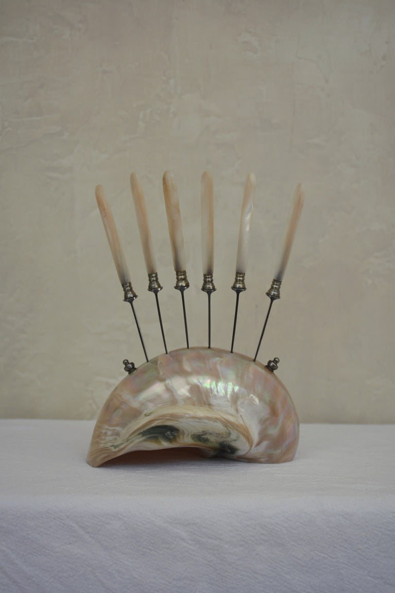 1920S SET OF SEVEN FRUIT KNIVES IN A LARGE SHELL HOLDER
